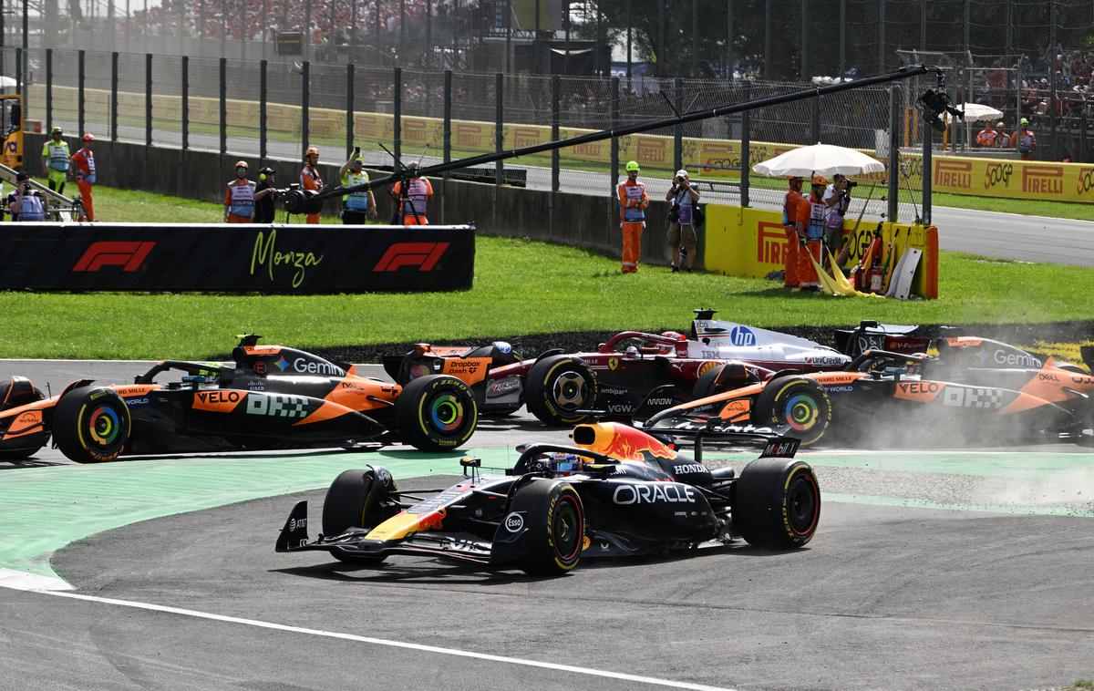 Monza štart Max Verstappen Lando Norris | Max Verstappen je sekal prvo šikano in zato ob koncu kroga prepustil prvo mesto Landu Norrisu. A ga je nekaj krogov pozneje prehitel in znova vodil na VN Italije, 16. dirki sezone. | Foto Reuters