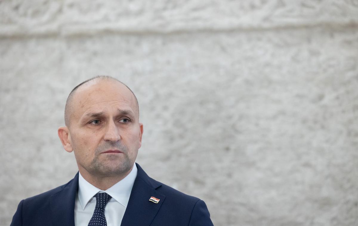 Ivan Anušić | "Žal mi je, da se je zgodila nesreča, in se na tem mestu opravičujem družini iz osebnega avtomobila," je minister zapisal v četrtek na družbenem omrežju X. | Foto STA
