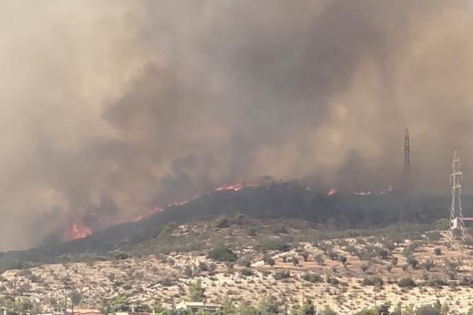 Grčija požar | Grčija se trenutno tako kot večji del Sredozemlja sooča z vročinskim valom in temperaturami, ki dosegajo 40 stopinj Celzija. Ob močnem vetru oblasti opozarjajo na veliko nevarnost požarov. | Foto Reuters