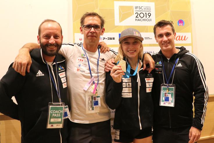 Janja Garnbret je s tremi naslovi svetovne prvakinje najuspešnejša tekmovalka na letošnjem svetovnem prvenstvu v športnem plezanju na Japonskem. Vseh šest naslovov svetovne prvakinje (dveh v balvanih, dveh v težavnosti in dveh v kombinaciji), ki jih je osvojila na treh svetovnih prvenstvih, je osvojila v času selektorskega mandata svojega nekdanjega trenerja Gorazda Hrena.  | Foto: Manca Ogrin