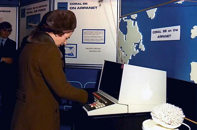 26. marec 1976: britanska kraljica Elizabeta II. je v britanskem centru za raziskave računalniških omrežij v Malvernu postala eden od prvih svetovnih voditeljev, ki so poslali e-pošto. E-poštni naslov ji je ustvaril prav Peter Kirstein. Ko je leta 2003 prejel viteški naziv, se je spomnila tistega dne in se mu nasmehnila, je povedal pozneje.  | Foto: Muzej računalniške zgodovine