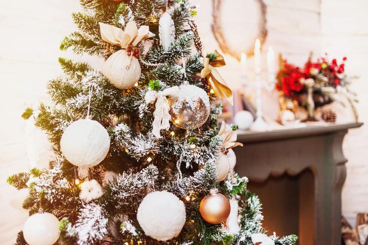 Nekatere okrašen dom spominja na srečne čase, zato ga želijo še posebej letos čim prej odeti v praznično preobleko. | Foto: Thinkstock