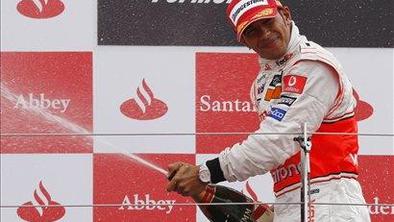 Hamilton zmagovalec deževne loterije v Silverstonu