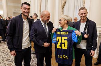 Še pred prejemom nagrad na tradicionalnem obisku pri predsednici