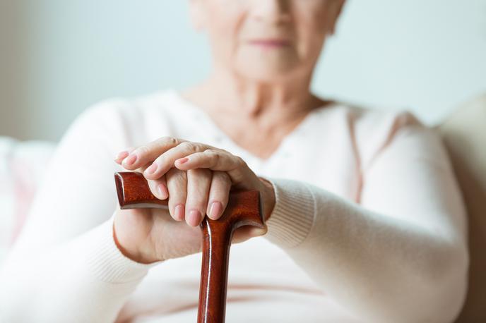 stari ljudje | Ministrstvo naj bi predlagalo postopni dvig meje za starostno upokojitev z zdajšnjih 65 na 67 let, pri čemer bo pogoj za upokojitev še 40 let delovne dobe. | Foto Getty Images