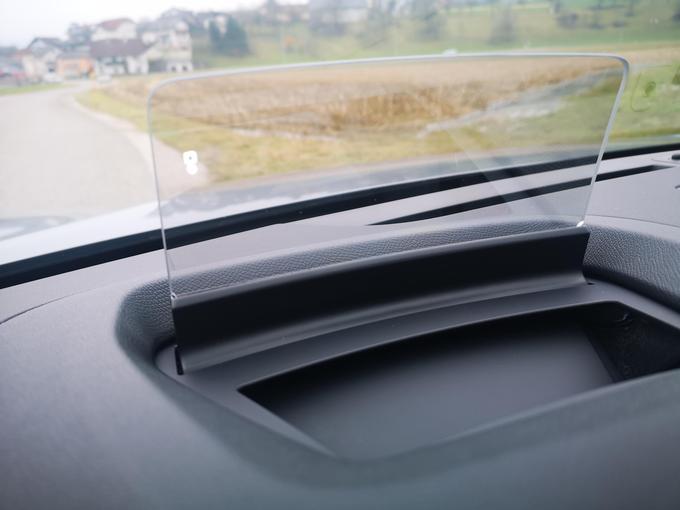 Projektor HUD žal ne na dodatno steklo in ne na vetrobransko steklo, kar poznamo tudi že iz manjših avtomobilov (na primer iz toyote yaris). | Foto: Gregor Pavšič