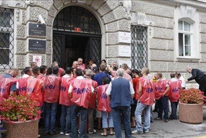 Delavci Karoserij na stisko opozorili pred mariborsko občino
