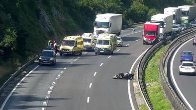 Nove podrobnosti: pijan povzročil nesrečo in pobegnil, sopotnica na motorju huje poškodovana