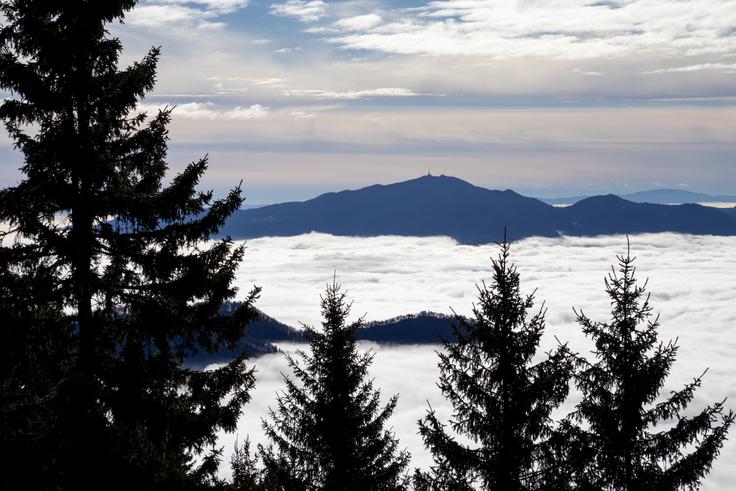 Na vzponu se nam odpre pogled proti Kumu. | Foto: Matej Podgoršek