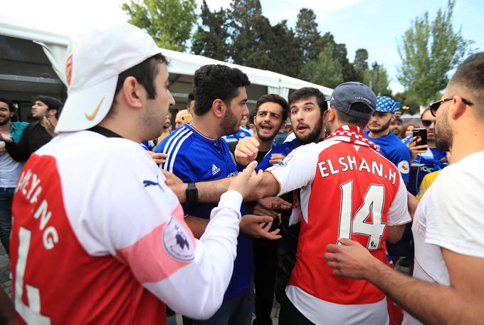 Med privrženci londonskih klubov na ulicah Bakuja prihaja tudi do povišanih tonov. | Foto: Reuters
