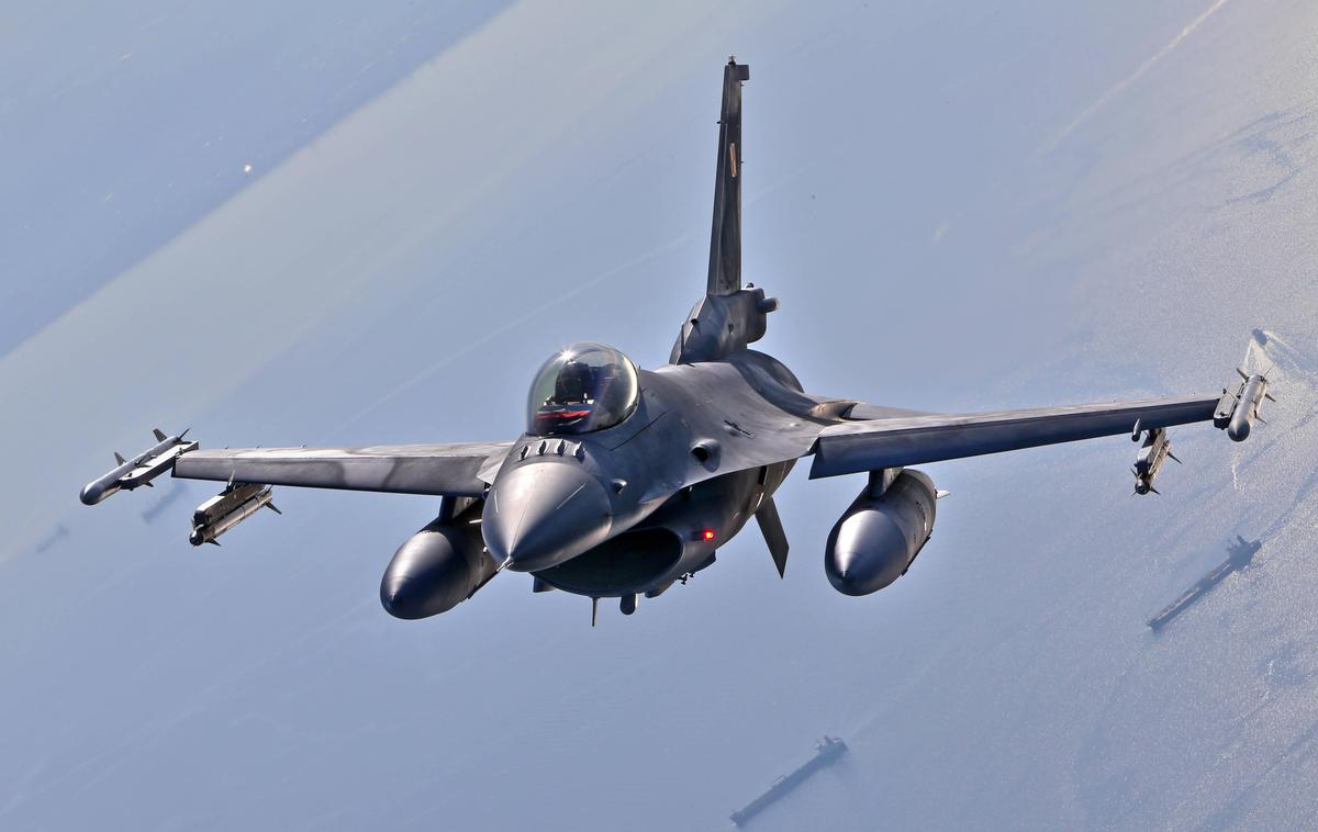Poljski F-16 | Poljska in zavezniška letala so v pripravljenosti na morebitne zračne napade. Na fotografiji: F-16 poljskega vojaškega letalstva. | Foto Guliverimage