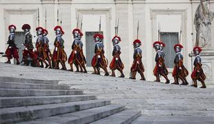 Duhovniki v Vatikanu nadlegujejo švicarske gardiste