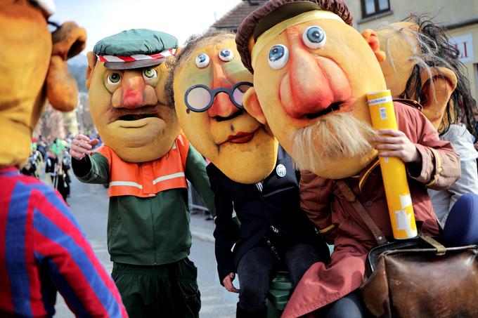 Veliki pustni karneval na ulicah Cerknice, ki naj bi potekal danes ob 12.32, je zaradi slabega vremena odpadel. | Foto: Daniel Novakovič/STA
