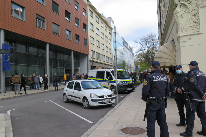 okrajno sodišče Maribor, shod v podporo dijakinji | Tako je bilo pred zaslišanjem prve mariborske dijakinje na Okrajnem sodišču v Mariboru. | Foto Andreja Seršen Dobaj/STA