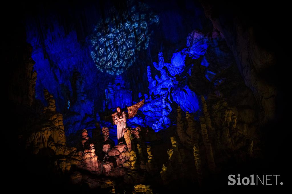 Žive jaslice v Postojnski jami