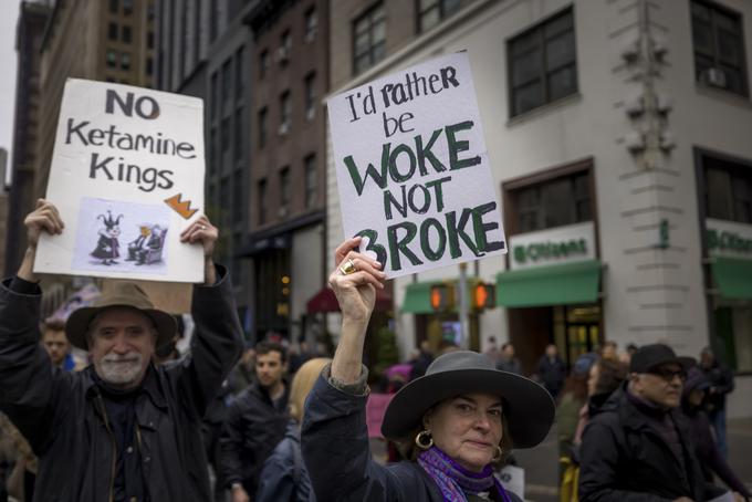Prebujenost oziroma "wokeness" ali pridevnik "woke" po angleško je izraz, s katerim v kontekstu večpredstavnostnih vsebin v zadnjih letih nekateri zagovorniki konservativnih vrednot oz. pripadniki ali simpatizerji konservativnega političnega pola kritizirajo vse pogostejše vključevanje idej in zastopanje progresivnih gibanj, kot so podpora skupnosti LGBT ali poudarjanje enakopravnosti spolov in ras, v videoigre, filme, TV-serije. Izraz woke se v zadnjih letih predvsem na politični desnici sicer uporablja tudi v bolj splošnem kontekstu, in sicer za kritiziranje širšega spektra levičarskih in progresivnih gibanj. | Foto: Reuters