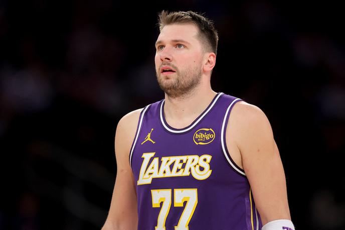 Luka Dončić | Luka Dončić je zaradi svoje prepoznavnosti in statusa športnega superzvezdnika pravi magnet za internetne goljufe. Ti želijo na njegov račun oziroma celo z zlorabo njegovega imena služiti denar z oglaševanjem na spletnih straneh, kamor z lažmi preusmerjajo občinstvo na družbenih omrežjih. | Foto Reuters