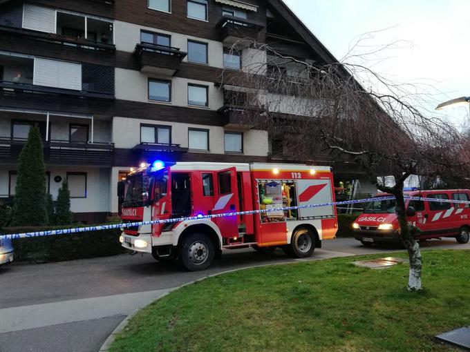 Posledice požara v večstanovanjskem bloku na Bledu | Foto: Facebook