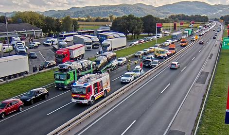 Štajerska avtocesta ponovno prevozna, ostaja daljši zastoj