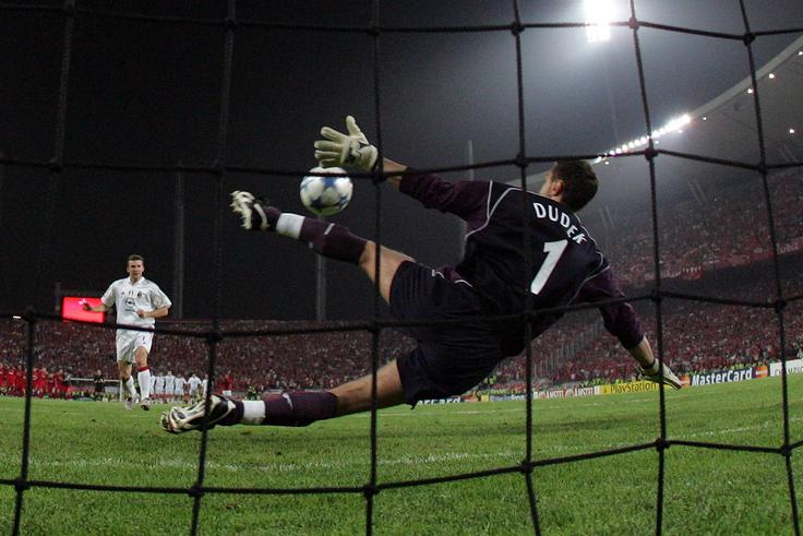 Jerzy Dudek je obranil strel Andriyja Ševčenka in slavje Liverpoola se je lahko začelo. | Foto: Guliverimage