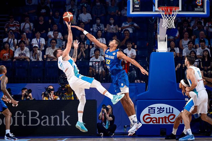 Nekdanja soigralca pri Real Madridu Luka Dončić in Edy Tavares. | Foto: FIBA