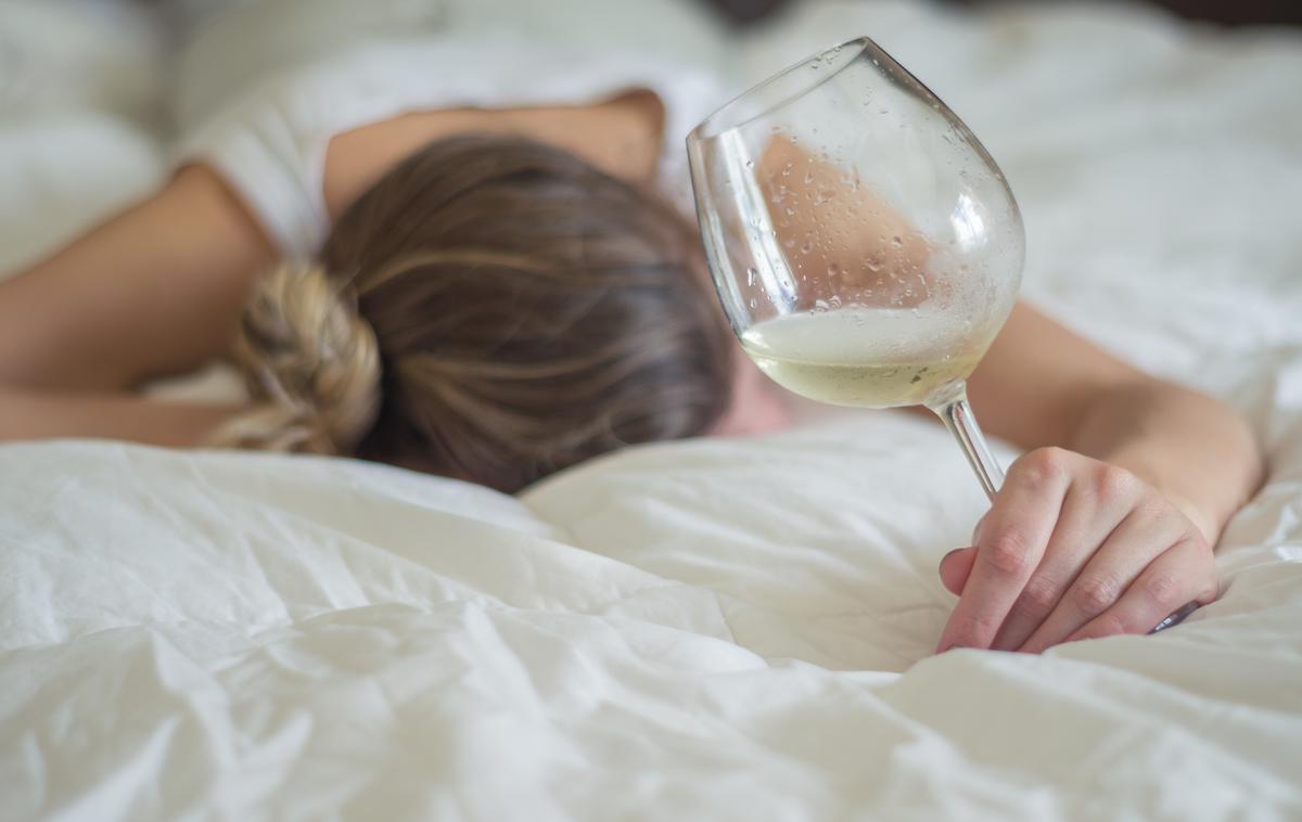 vikend, pijanstvo, zabava, maček | Drugačno vedenje ob koncih tedna se hitro odraža na kakovosti spanca in apneji, ki lahko povzroči številne resne posledice in tveganja. | Foto Shutterstock