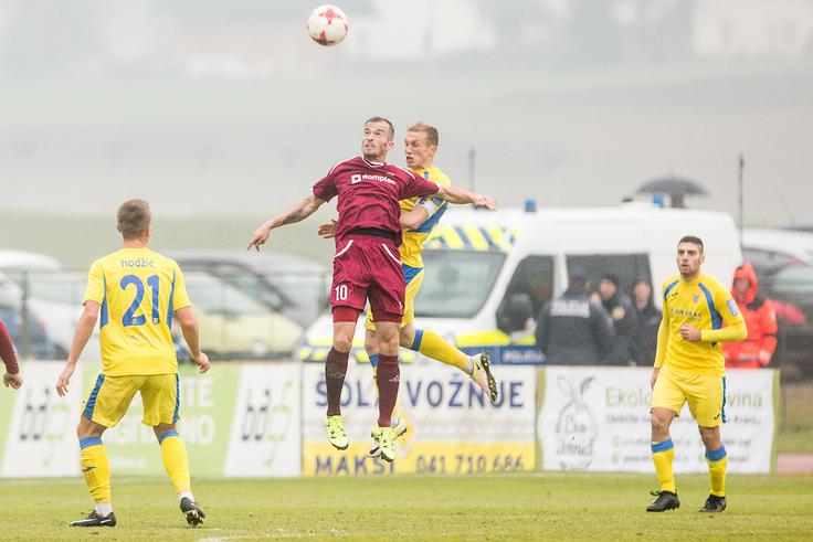 Sobotna tekma med Triglavom in Domžalami v Kranju je dobila "tretji" polčas. | Foto: Žiga Zupan/Sportida