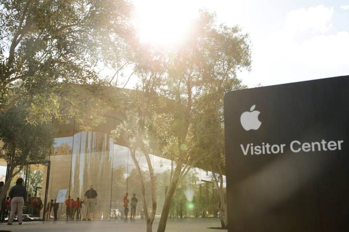 Apple je v bližini novega sedeža podjetja sicer postavil center za obiskovalce (Visitor Center, na fotografiji), v katerem se je mogoče sprehoditi skozi zgodovino podjetja in kupiti Applove izdelke. A večinoma je izkušnja precej podobna obisku malce boljše Applove trgovine, pravijo tisti, ki so v centru za obiskovalce že bili.  | Foto: Reuters