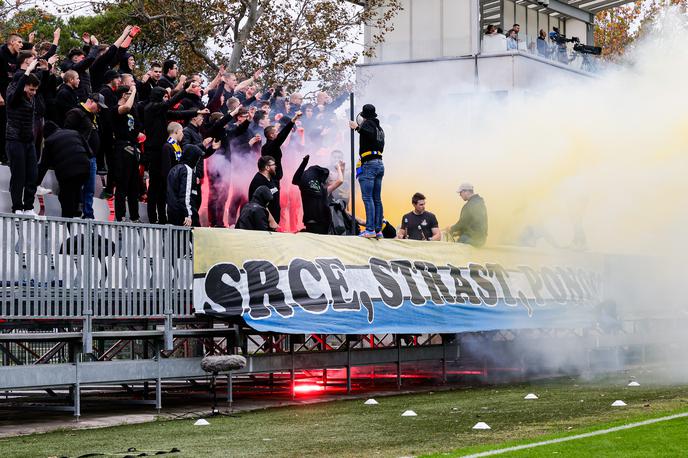 FC Koper, navijači | Strast koprskih navijačev je tokrat klubsko blagajno olajšala za 1150 evrov. | Foto Aleš Fevžer