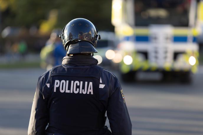 Policija, Slovenija, policist | Moški se je ob prijetju policistom upiral, zato so uporabili prisilna sredstva. | Foto Shutterstock