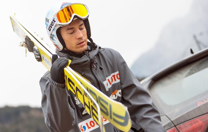 Kamil Stoch je padel v poskusni seriji v Innsbrucku, kljub bolečinam pa nato nastopil na tekmi in osvojil četrto mesto. Ostaja v igri za zlatega orla. | Foto: Sportida