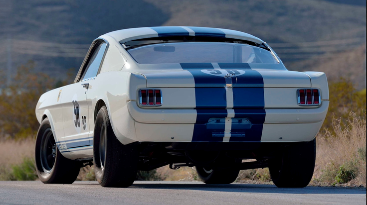 Leteči mustang se je prikupil ameriški javnosti s pomočjo oglasne fotografije. Na njej je ob polnem pospeševanju poletel čez grbino, Shelby pa se je takrat zasidral v srca ljubiteljev športnih avtomobilov. | Foto: Mecum Auctions