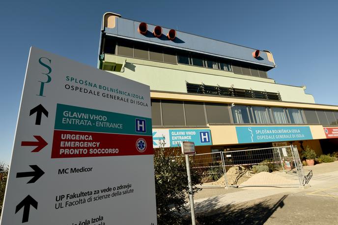 bolnišnica Izola | V Splošni bolnišnici Izola so pacienta v resnem stanju takoj priklopili na respirator. | Foto STA