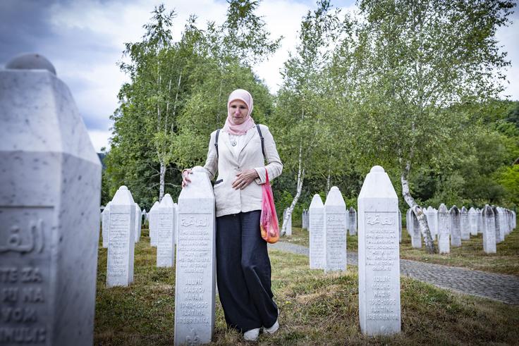 Samijin oče Hasan, ki se je kot tisoči moških in dečkov prebijal skozi gozdove, golgote ni preživel. | Foto: Ana Kovač