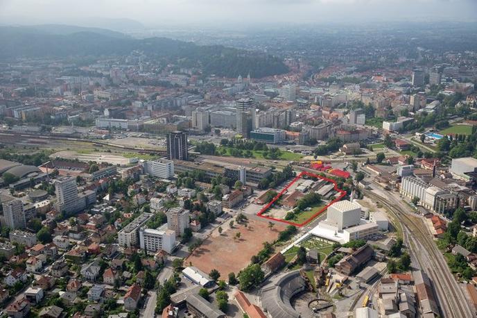 Zemljišče na Parmovi ulici v Ljubljani | Predmet prodaje je 32 večinoma zazidanih stavbnih zemljišč skupne površine 13 tisoč kvadratnih metrov, na katerih stoji več starejših poslovnih objektov, primernih za rušenje. | Foto DUTB