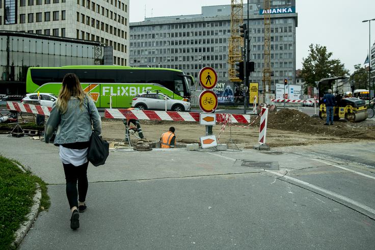 Na drugi strani sicer puščice označujejo, kam naj gredo. | Foto: Ana Kovač
