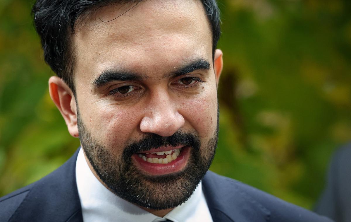 Zohran Mamdani | Mamdani obljublja znižanje stroškov življenja v enem najdražjih mest na svetu z zamrznitvijo najemnin, zastonj avtobusnimi prevozi in diskontnimi špecerijami za revnejše, kar bi financiral z višjimi davki za najbogatejše. | Foto Reuters