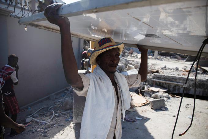 Mnogo jih je ostalo brez strehe nad glavo. Spijo pred porušenimi hišami, na prostem.  | Foto: Reuters