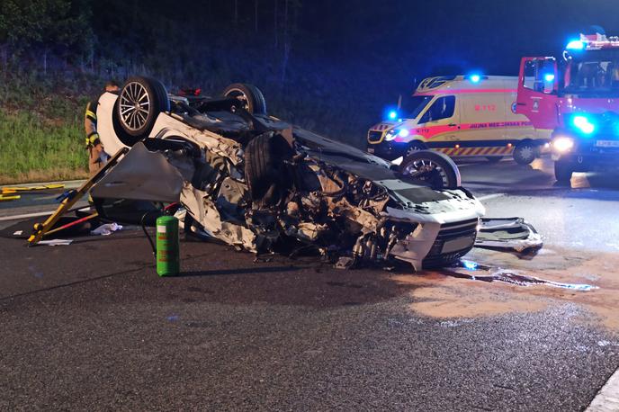 prometna nesreča | 70-letni voznik je na kraju nesreče umrl, 40-letni voznik pa je utrpel hujše poškodbe. | Foto PGD Grosuplje