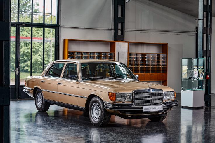 Serija 116 je bila prva luksuzna limuzina Mercedes-Benz, ki se je leta 1972 uvrščala v razred S. | Foto: Mercedes-Benz AG