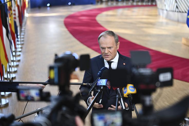 O francoskem predlogu, da bi se francoski jedrski dežnik razširil tudi na druge evropske države, je Tusk dejal, da francoski predlog ni nov. "Ta tema se je večkrat pojavila v pogovorih z mano … In seveda je to nekaj, o čemer je vredno razmisliti." | Foto: Guliverimage