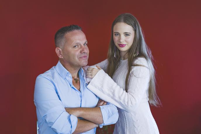 Jani in Sara Pavec | "Jaz sem zelo natančen človek. Če hočeš biti uspešen, morajo biti zadeve urejene. Zdi se mi, da sem to delavnost in natančnost dobro prenesel tudi nanjo," je za Siol.net povedal Jani Pavec, ki podpira glasbene sanje hčerke Sare. | Foto Ana Kovač