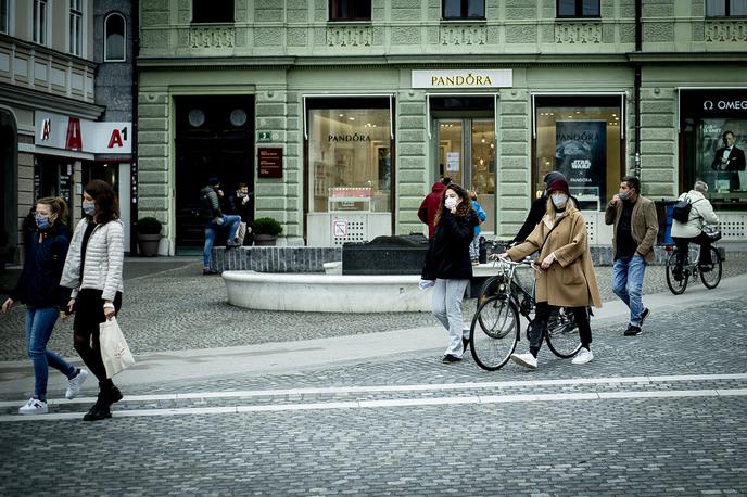 Ljubljana_maske | Le petina prebivalcev Slovenije meni, da gredo stvari v Sloveniji trenutno v pravo smer. | Foto Ana Kovač