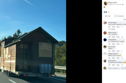 Avstrijec po slovenski avtocesti prevažal leseno hišo #foto