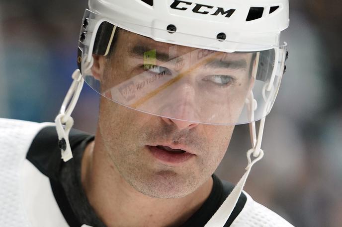 Patrick Marleau | 41-letni Kanadčan Patrick Marleau, ki se je vrnil v dres San Jose Sharks, lahko postane rekorder lige NHL po številu odigranih tekem. Da bi prehitel vodilnega Gordieja Howea, mora v rednem delu (obsegal bo 56 tekem) odigrati 45 dvobojev. | Foto Guliverimage