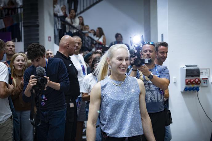 Janja Garnbret Plezalni center Slovenska Bistrica | Janja Garnbret je okoli 2. ure zjutraj zaključila s prvim delom dobrodelnega plezalnega maratona, s katerim zbira sredstva za projekt Botrstvo v športu oz. za mlade športne talente iz socialno ogroženih družin. | Foto Ana Kovač
