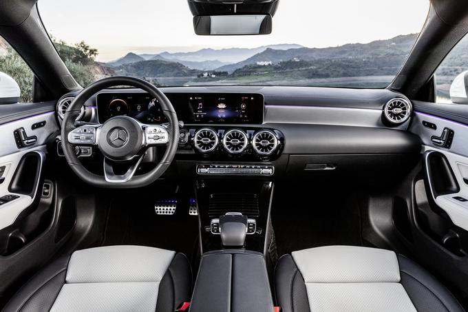Mercedes-Benzov samoučeči informacijsko-razvedrilni sistem MBUX druge generacije vas popelje v nov svet informacijsko-razvedrilnega sistema z možnostjo intuitivnega glasovnega upravljanja, upravljanja na dotik ali upravljanja s kretnjami. Foto: Media Daimler | Foto: 