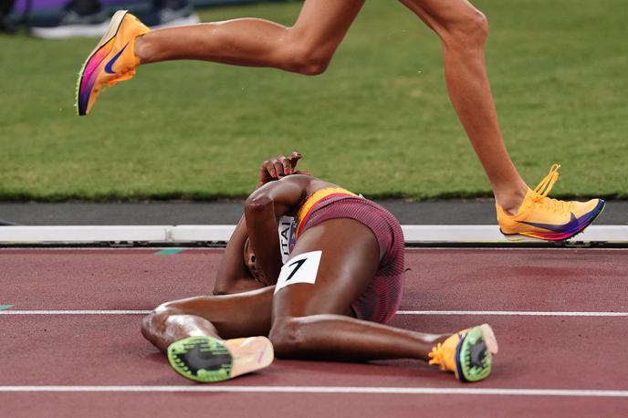 Peruth Chemutai | Peruth Chemutai je po padcu obležala na tleh, nato pa so jo prepeljali v bolnišnico. | Foto Reuters