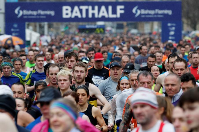 Bath Half Marathon | Kljub pozivom, naj odpovejo Bath Half Marathon, je v nedeljo po ulicah in cestah britanskega mesta Bath teklo več kot šest tisoč ljudi. | Foto Reuters
