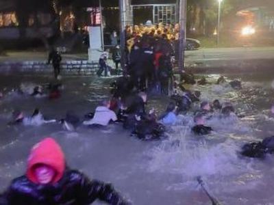 Med koncertom potonil priljubljeni splav, evakuirali več kot sto ljudi #video